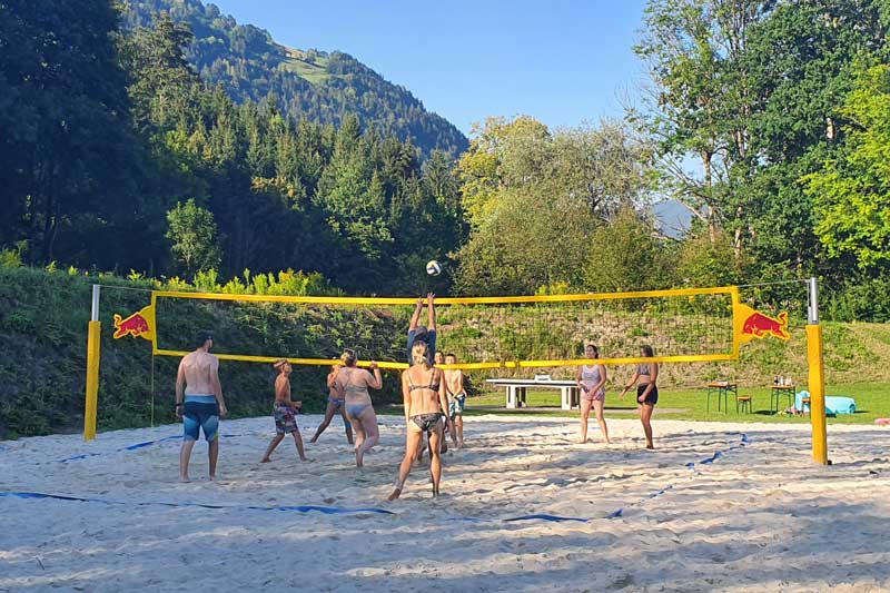 Zur Freizeitgestaltung haben wir für Sie einen Beachvolleyballplatz, Tischtennistisch und Sandkisten für die Kleinen.