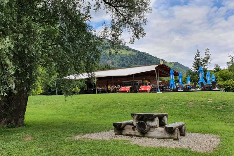 Unser Bistro befindet sich direkt am See. Bei diesem Ausblick schmeckt das Frühstück gleich doppelt so gut.