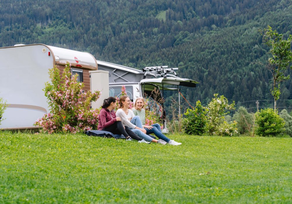 Unser Campingplatz bietet großzügige Stellplätze, Gratis WLAN und ein Bistro. Hunde sich herzlich willkommen!